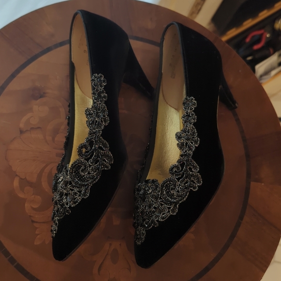 Nordstrom Privat Collection. Beaded Floral Velvet Dress Shoes.       Size 9 AA. - Picture 4 of 10